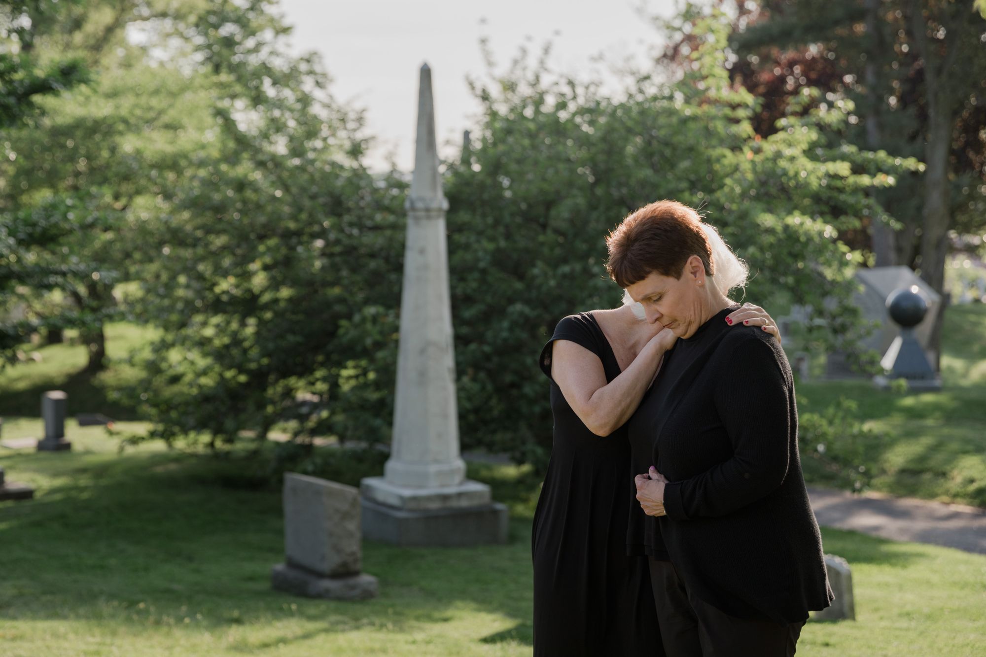 What to Say When Someone Dies: Words to Say to a Grieving Person at Funeral