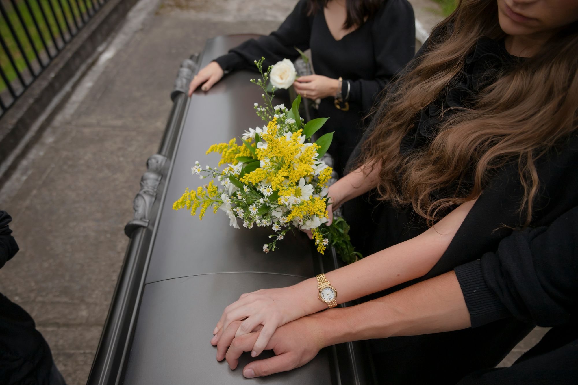 Cremation funerals offer flexibility & affordability compared to burials. But the cost can vary greatly. This guide breaks down key factors affecting cremation funeral costs in the US & offers tips to save money while honoring your loved one.